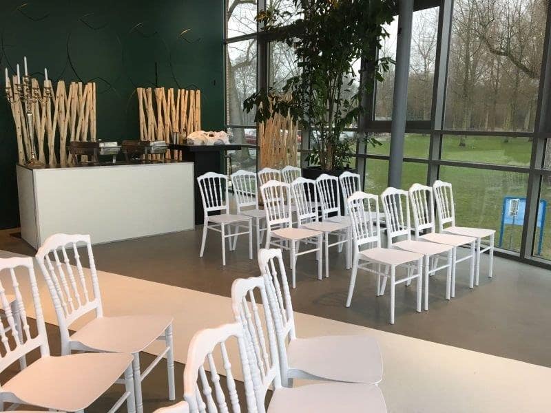 trouwerij wedding chairs